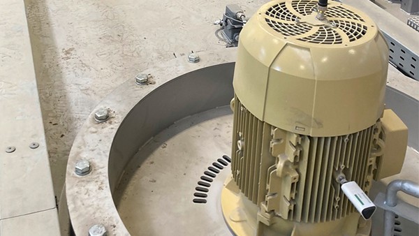 Surveillance des moteurs des machines de traitement thermique